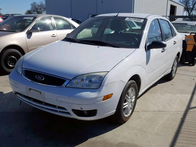 1FAHP34N06W195194 - 2006 FORD FOCUS ZX4 WHITE photo 2