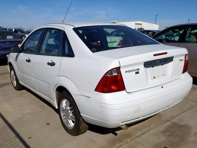 1FAHP34N06W195194 - 2006 FORD FOCUS ZX4 WHITE photo 3