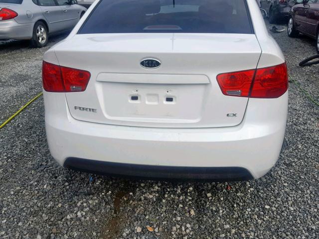 KNAFU4A22D5731296 - 2013 KIA FORTE EX WHITE photo 9