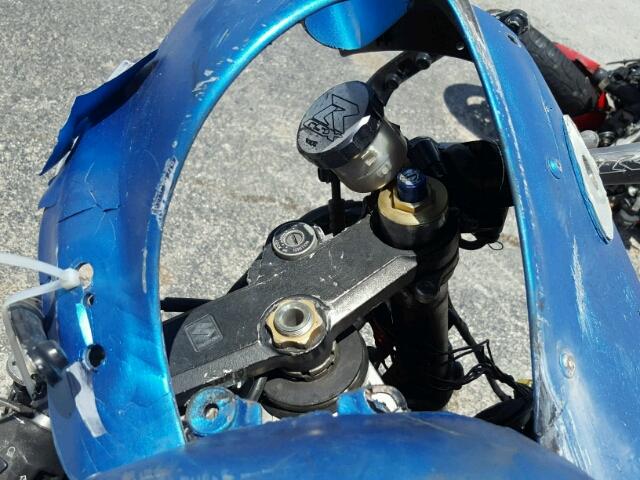 JS1GR7HA712100154 - 2001 SUZUKI GSX-R750 BLUE photo 8