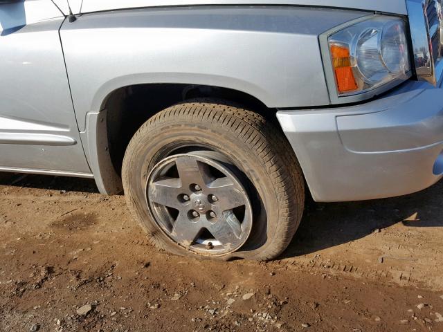 1D3HW58NX5S163899 - 2005 DODGE DAKOTA QUA GRAY photo 9