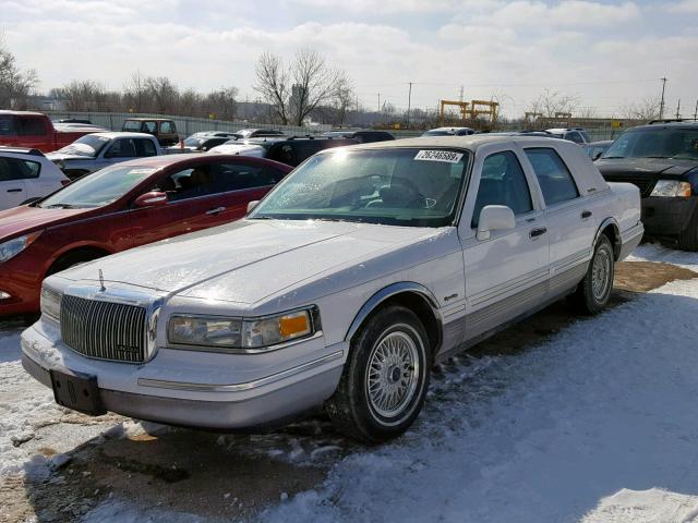 1LNLM82W1VY655502 - 1997 LINCOLN TOWN CAR S WHITE photo 2