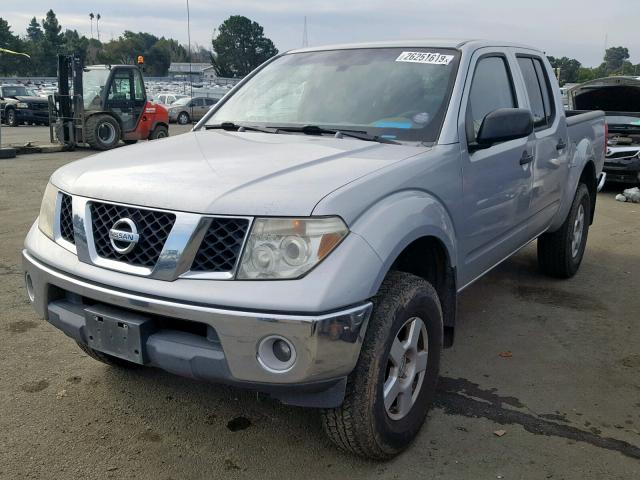 1N6AD07WX6C432604 - 2006 NISSAN FRONTIER C SILVER photo 2