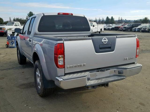 1N6AD07WX6C432604 - 2006 NISSAN FRONTIER C SILVER photo 3