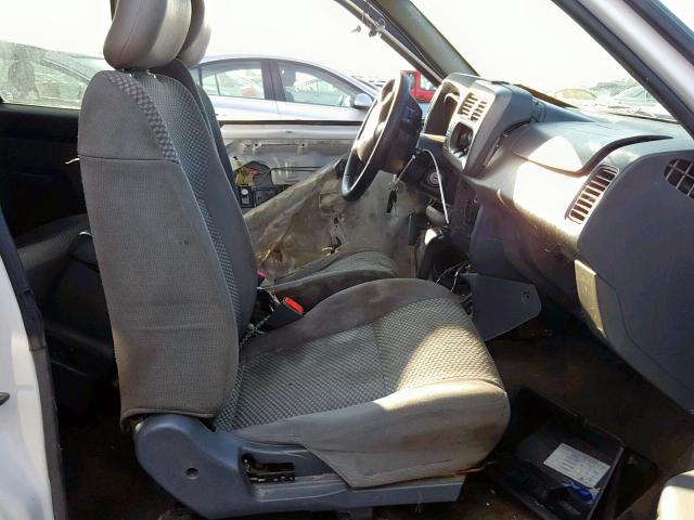 1N6ED27T61C402334 - 2001 NISSAN FRONTIER C WHITE photo 5