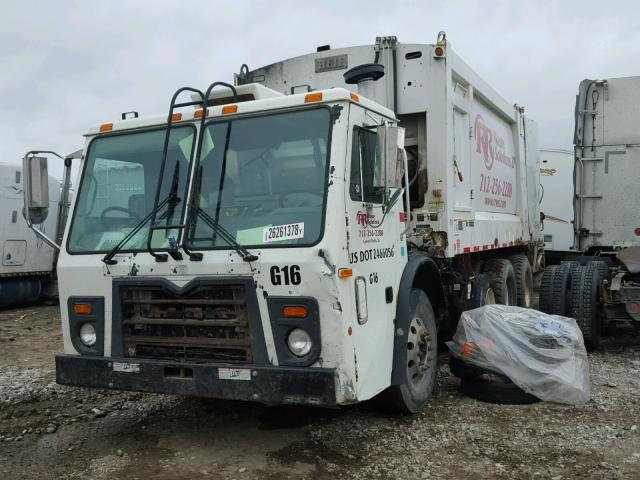 1M2AU02C09M001960 - 2009 MACK 600 LEU600 WHITE photo 2