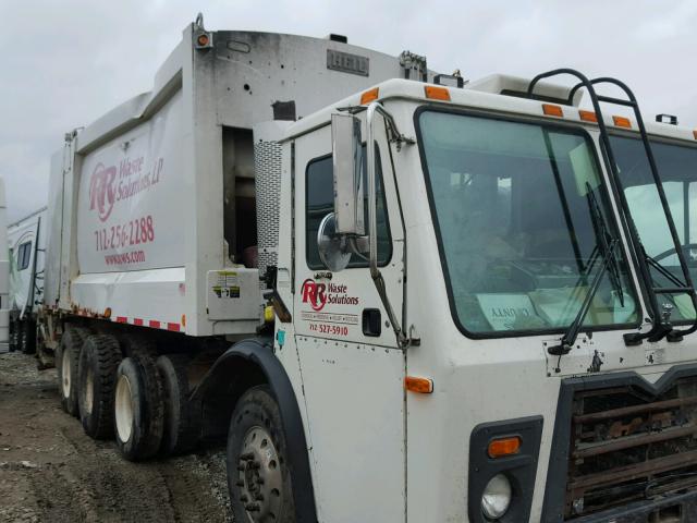 1M2AU02C09M001960 - 2009 MACK 600 LEU600 WHITE photo 9