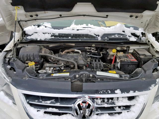 2V8HW34179R501206 - 2009 VOLKSWAGEN ROUTAN SE WHITE photo 7