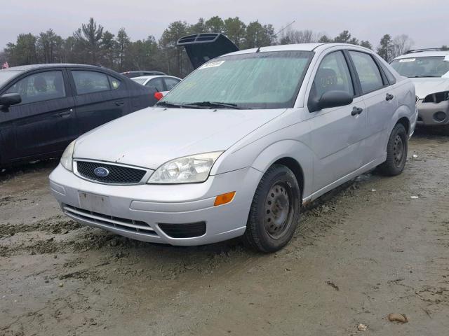 1FAFP34N55W308028 - 2005 FORD FOCUS ZX4 SILVER photo 2