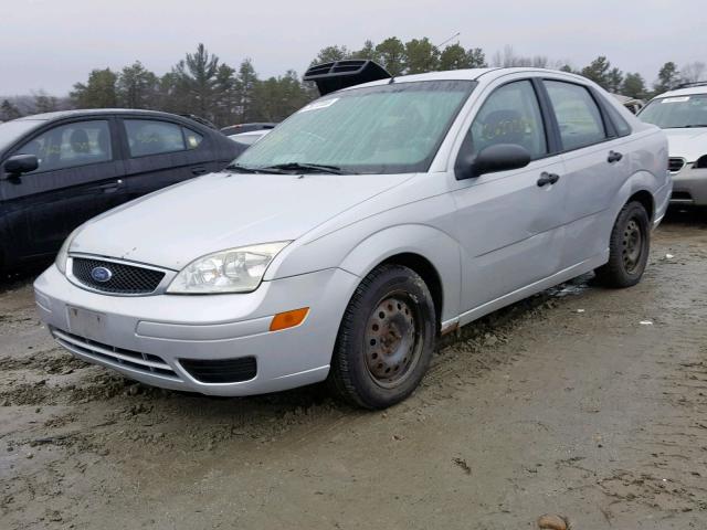 1FAFP34N55W308028 - 2005 FORD FOCUS ZX4 SILVER photo 9