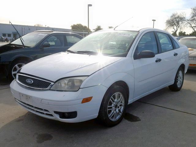 1FAFP34N47W334140 - 2007 FORD FOCUS ZX4 WHITE photo 2