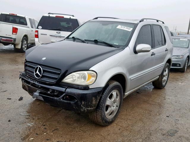 4JGAB54E32A362592 - 2002 MERCEDES-BENZ ML 320 SILVER photo 2