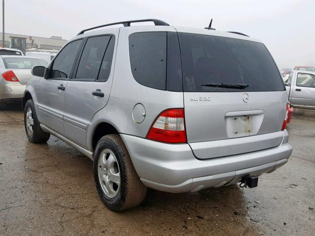 4JGAB54E32A362592 - 2002 MERCEDES-BENZ ML 320 SILVER photo 3