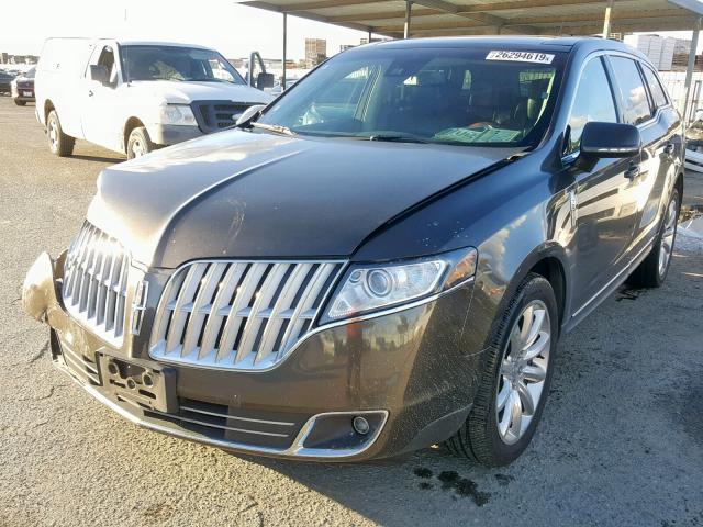 2LMHJ5FR7BBJ53138 - 2011 LINCOLN MKT BROWN photo 2