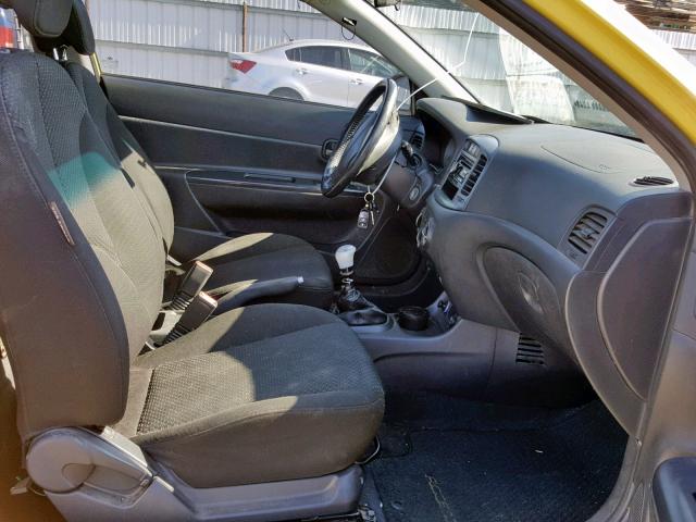 KMHCN36C08U056151 - 2008 HYUNDAI ACCENT SE YELLOW photo 5