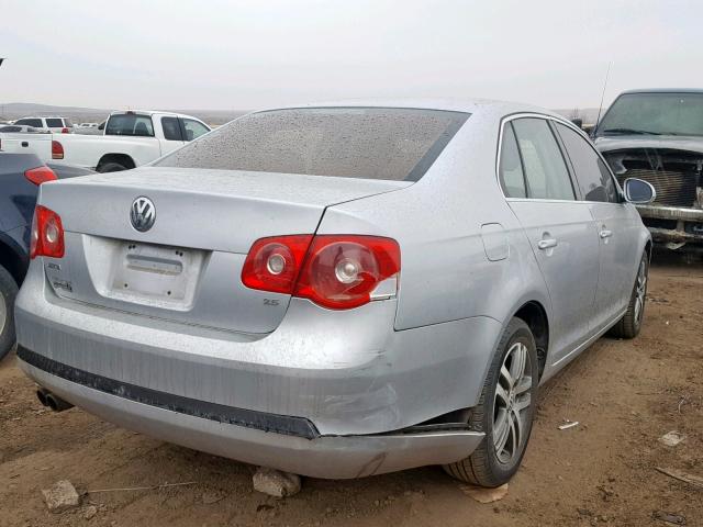 3VWRF71KX6M677025 - 2006 VOLKSWAGEN JETTA 2.5 SILVER photo 4