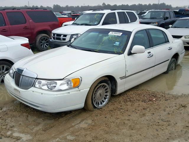 1LNHM83W71Y707262 - 2001 LINCOLN TOWN CAR C WHITE photo 2