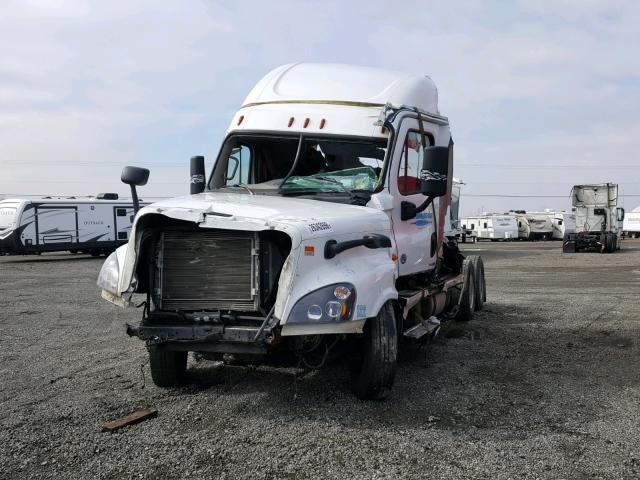 1FUJGLD51GLHE3662 - 2016 FREIGHTLINER CASCADIA 1 WHITE photo 2