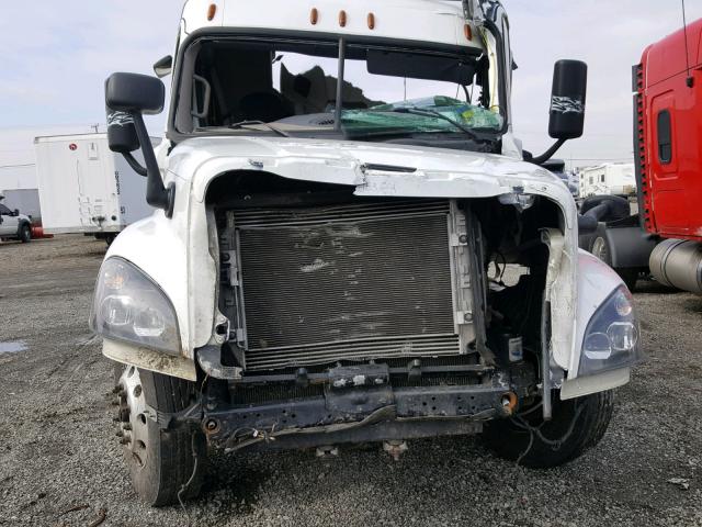 1FUJGLD51GLHE3662 - 2016 FREIGHTLINER CASCADIA 1 WHITE photo 9