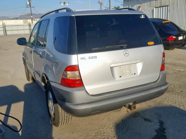 4JGAB54EXWA035175 - 1998 MERCEDES-BENZ ML 320 SILVER photo 3