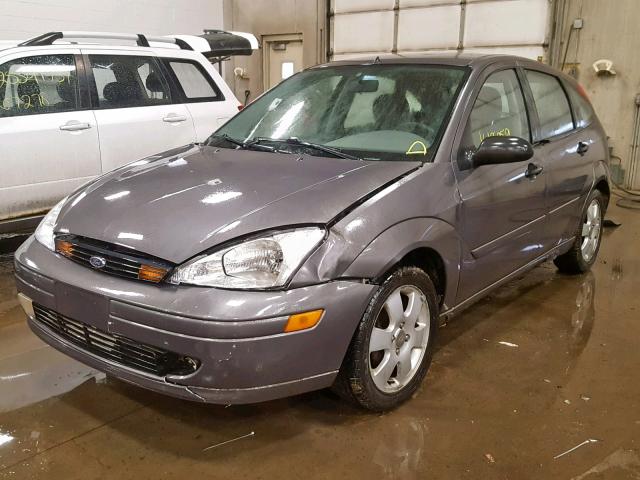 3FAFP37342R229507 - 2002 FORD FOCUS ZX5 GRAY photo 2