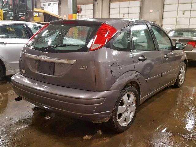 3FAFP37342R229507 - 2002 FORD FOCUS ZX5 GRAY photo 4
