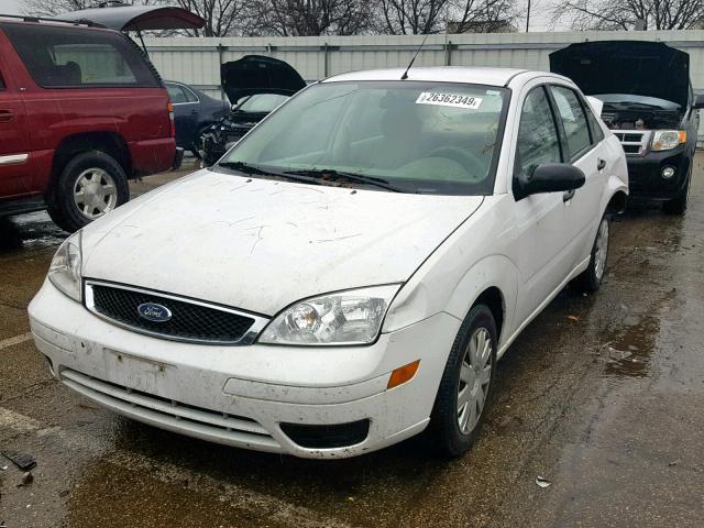 1FAFP34N85W310873 - 2005 FORD FOCUS ZX4 WHITE photo 2