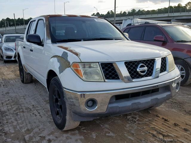 1N6AD07U75C462866 - 2005 NISSAN FRONTIER C WHITE photo 1