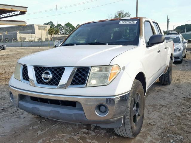 1N6AD07U75C462866 - 2005 NISSAN FRONTIER C WHITE photo 2