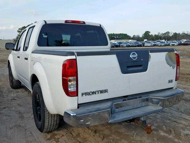 1N6AD07U75C462866 - 2005 NISSAN FRONTIER C WHITE photo 3