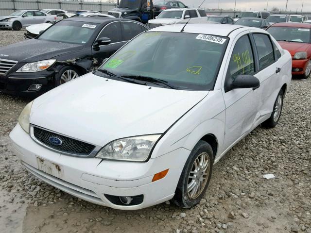 1FAHP34N67W271518 - 2007 FORD FOCUS ZX4 WHITE photo 2