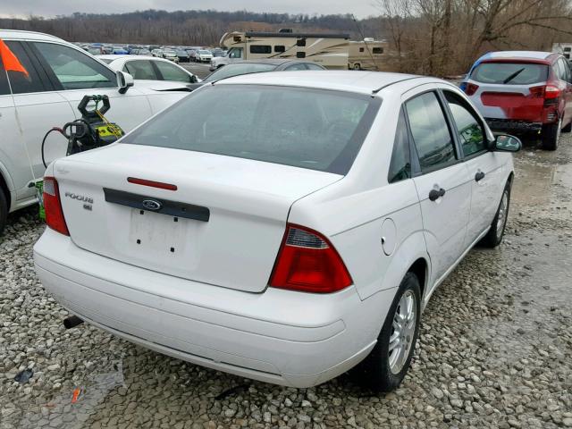 1FAHP34N67W271518 - 2007 FORD FOCUS ZX4 WHITE photo 4