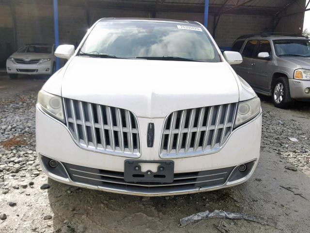 2LMHJ5AT9ABJ20370 - 2010 LINCOLN MKT WHITE photo 9