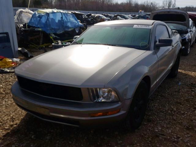 1ZVFT80N655215305 - 2005 FORD MUSTANG SILVER photo 2