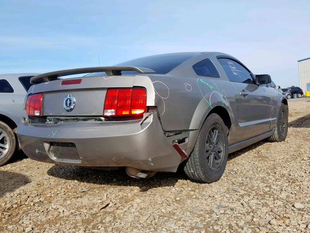 1ZVFT80N655215305 - 2005 FORD MUSTANG SILVER photo 4