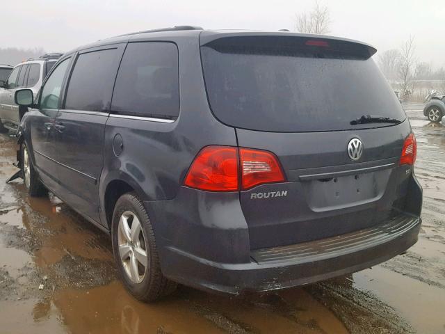 2V4RW3DG2BR694946 - 2011 VOLKSWAGEN ROUTAN SE CHARCOAL photo 3