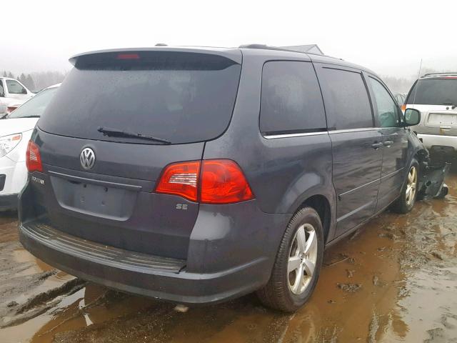 2V4RW3DG2BR694946 - 2011 VOLKSWAGEN ROUTAN SE CHARCOAL photo 4