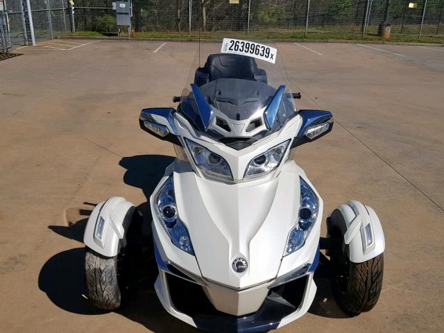 2BXNBDD21FV006284 - 2015 CAN-AM SPYDER ROA WHITE photo 2