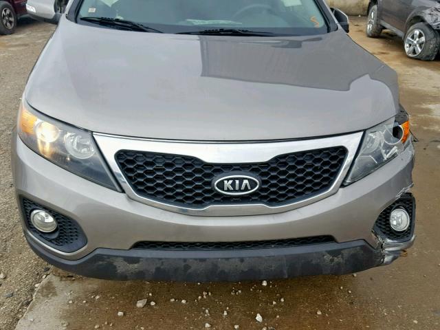 5XYKT4A63CG236649 - 2012 KIA SORENTO BA GRAY photo 7