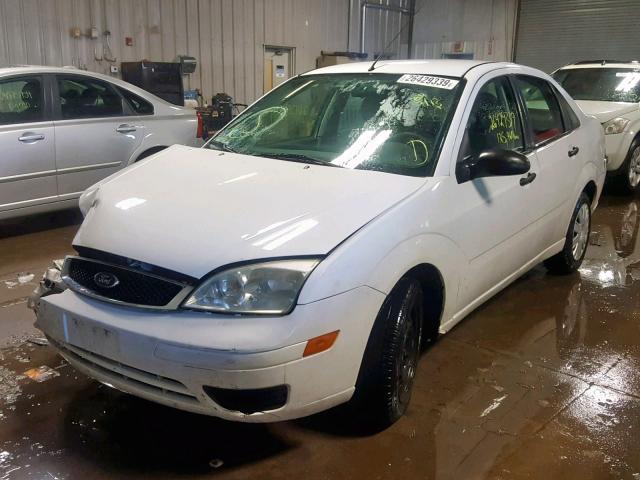 1FAHP34N37W310484 - 2007 FORD FOCUS ZX4 WHITE photo 2