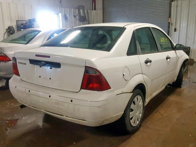 1FAHP34N37W310484 - 2007 FORD FOCUS ZX4 WHITE photo 4