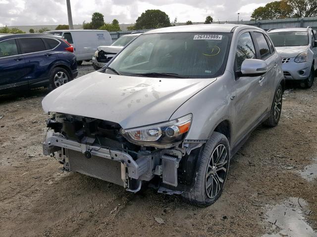 JA4AP3AW6JU000724 - 2018 MITSUBISHI OUTLANDER GRAY photo 2