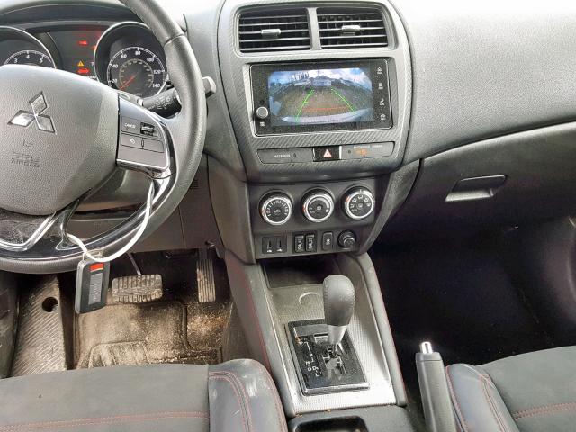 JA4AP3AW6JU000724 - 2018 MITSUBISHI OUTLANDER GRAY photo 9