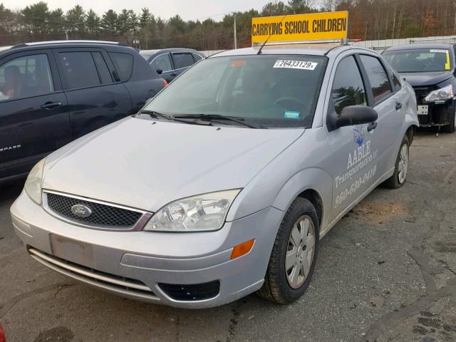 1FAHP34N46W244395 - 2006 FORD FOCUS ZX4 GRAY photo 2