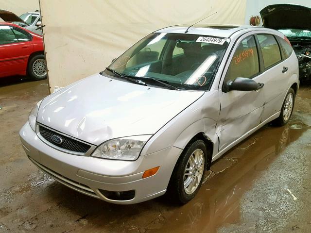 1FAHP37N77W245585 - 2007 FORD FOCUS ZX5 SILVER photo 2