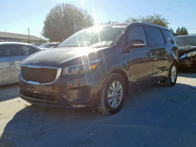 KNDMB5C11H6325598 - 2017 KIA SEDONA LX BROWN photo 2