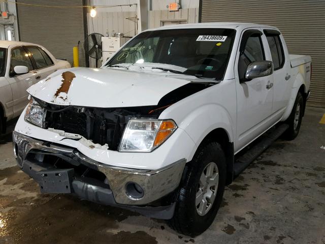 1N6AD07WX6C405337 - 2006 NISSAN FRONTIER C WHITE photo 2