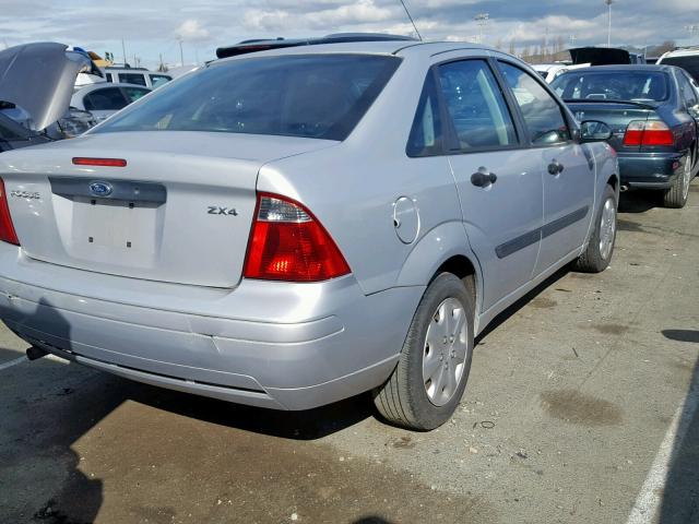 1FAFP34N36W101798 - 2006 FORD FOCUS ZX4 SILVER photo 4