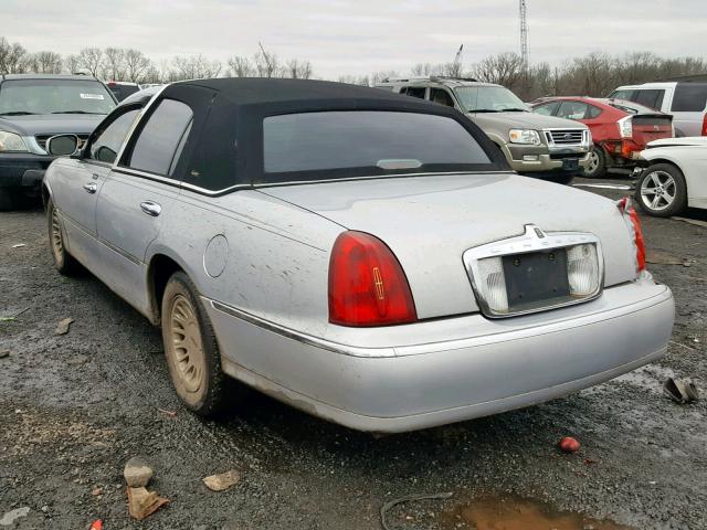 1LNHM83W4YY809807 - 2000 LINCOLN TOWN CAR C SILVER photo 3