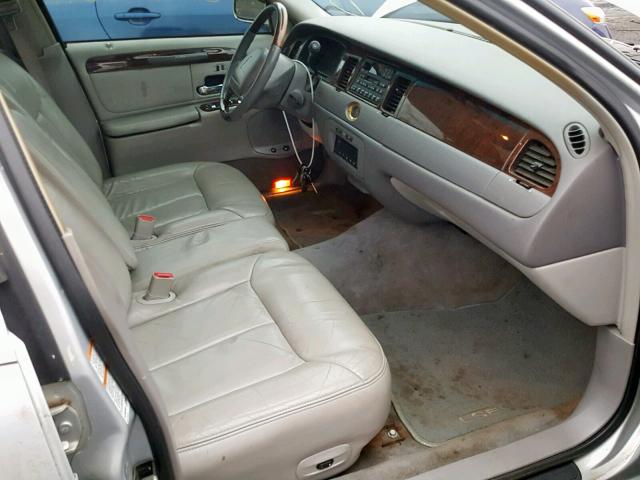 1LNHM83W4YY809807 - 2000 LINCOLN TOWN CAR C SILVER photo 5